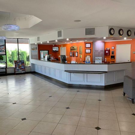 Howard Johnson By Wyndham Reseda Hotel & Suites ลอสแอนเจลิส ภายนอก รูปภาพ
