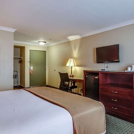 Howard Johnson By Wyndham Reseda Hotel & Suites ลอสแอนเจลิส ภายนอก รูปภาพ