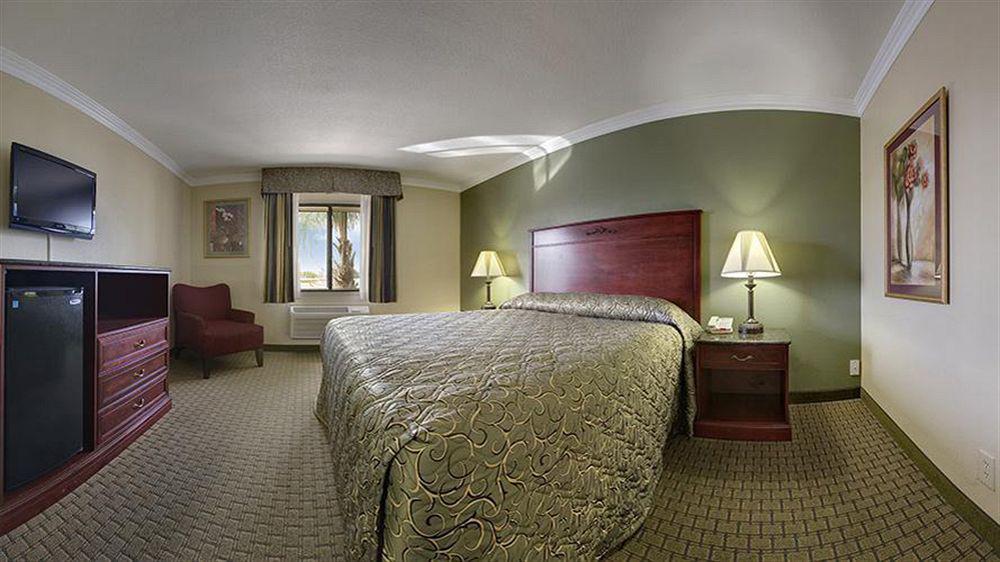 Howard Johnson By Wyndham Reseda Hotel & Suites ลอสแอนเจลิส ภายนอก รูปภาพ