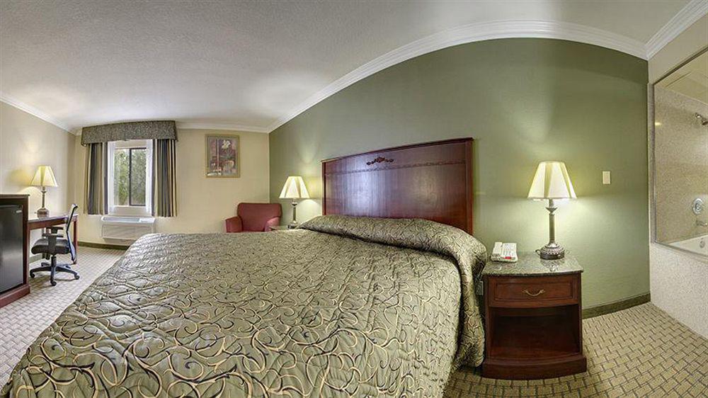 Howard Johnson By Wyndham Reseda Hotel & Suites ลอสแอนเจลิส ภายนอก รูปภาพ