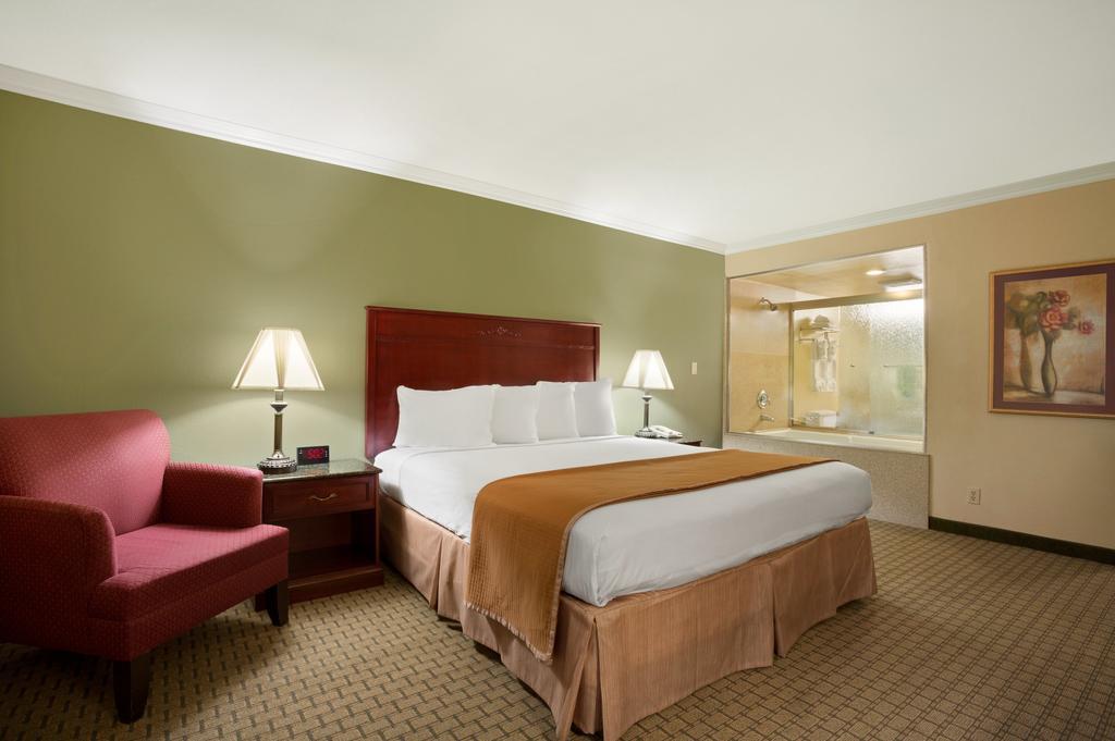 Howard Johnson By Wyndham Reseda Hotel & Suites ลอสแอนเจลิส ภายนอก รูปภาพ