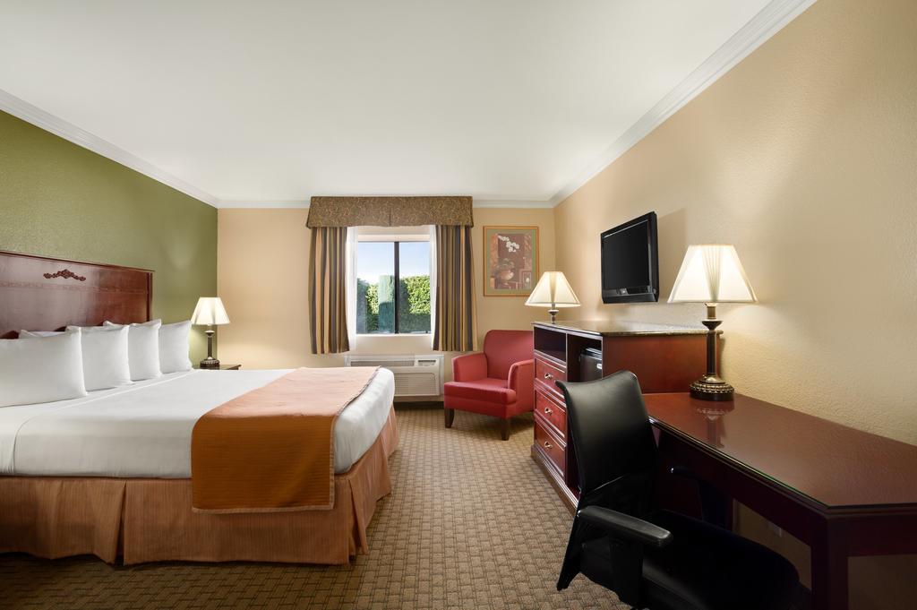 Howard Johnson By Wyndham Reseda Hotel & Suites ลอสแอนเจลิส ภายนอก รูปภาพ