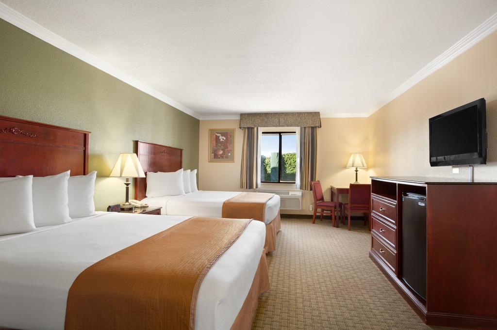Howard Johnson By Wyndham Reseda Hotel & Suites ลอสแอนเจลิส ห้อง รูปภาพ