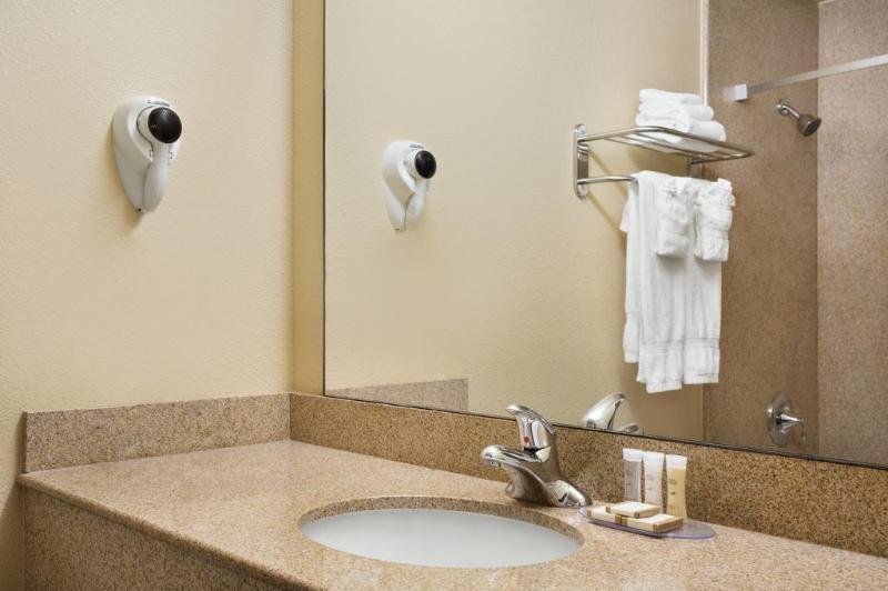 Howard Johnson By Wyndham Reseda Hotel & Suites ลอสแอนเจลิส ภายนอก รูปภาพ