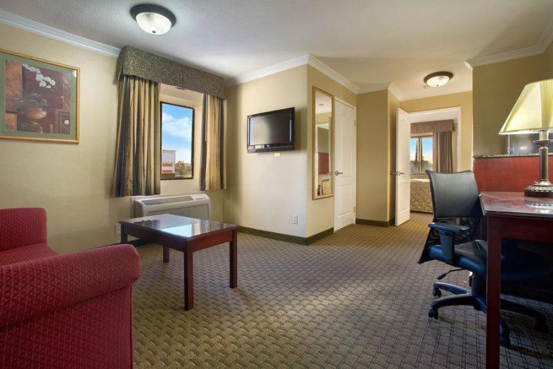 Howard Johnson By Wyndham Reseda Hotel & Suites ลอสแอนเจลิส ภายนอก รูปภาพ