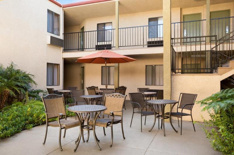 Howard Johnson By Wyndham Reseda Hotel & Suites ลอสแอนเจลิส ภายนอก รูปภาพ
