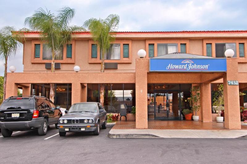 Howard Johnson By Wyndham Reseda Hotel & Suites ลอสแอนเจลิส ภายนอก รูปภาพ