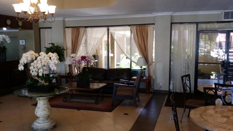 Howard Johnson By Wyndham Reseda Hotel & Suites ลอสแอนเจลิส ภายนอก รูปภาพ