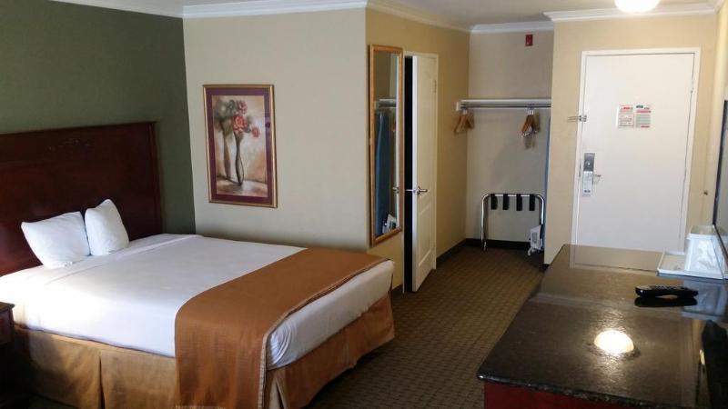Howard Johnson By Wyndham Reseda Hotel & Suites ลอสแอนเจลิส ภายนอก รูปภาพ