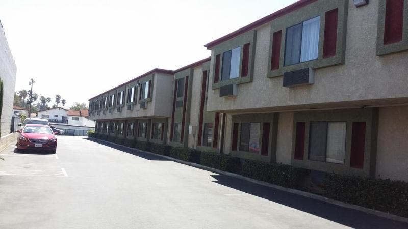Howard Johnson By Wyndham Reseda Hotel & Suites ลอสแอนเจลิส ภายนอก รูปภาพ