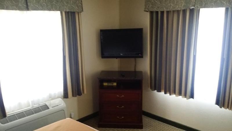 Howard Johnson By Wyndham Reseda Hotel & Suites ลอสแอนเจลิส ภายนอก รูปภาพ