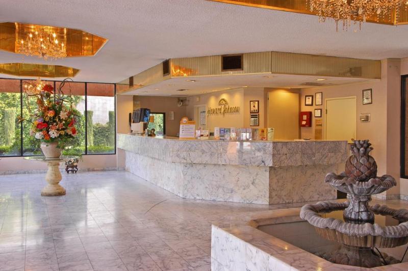 Howard Johnson By Wyndham Reseda Hotel & Suites ลอสแอนเจลิส ภายนอก รูปภาพ