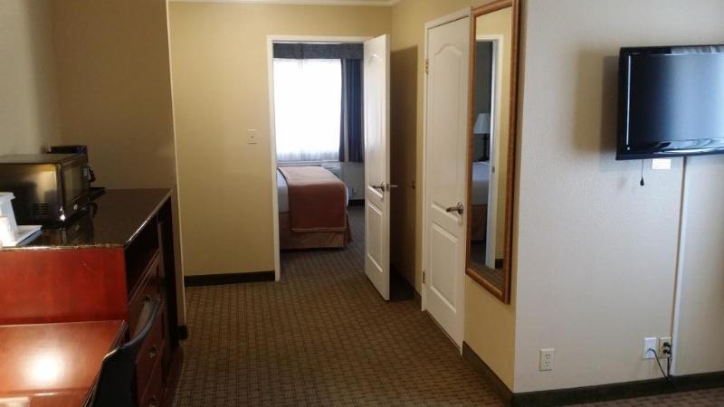 Howard Johnson By Wyndham Reseda Hotel & Suites ลอสแอนเจลิส ภายนอก รูปภาพ