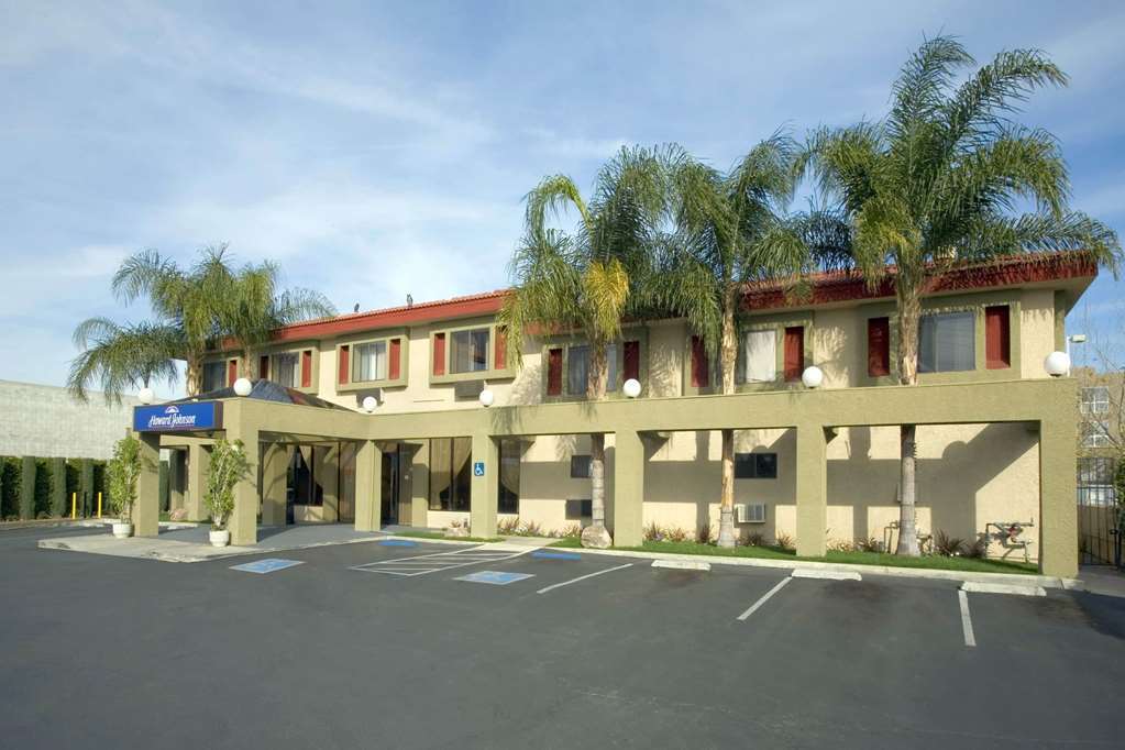 Howard Johnson By Wyndham Reseda Hotel & Suites ลอสแอนเจลิส ภายนอก รูปภาพ