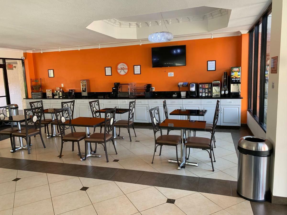 Howard Johnson By Wyndham Reseda Hotel & Suites ลอสแอนเจลิส ภายนอก รูปภาพ