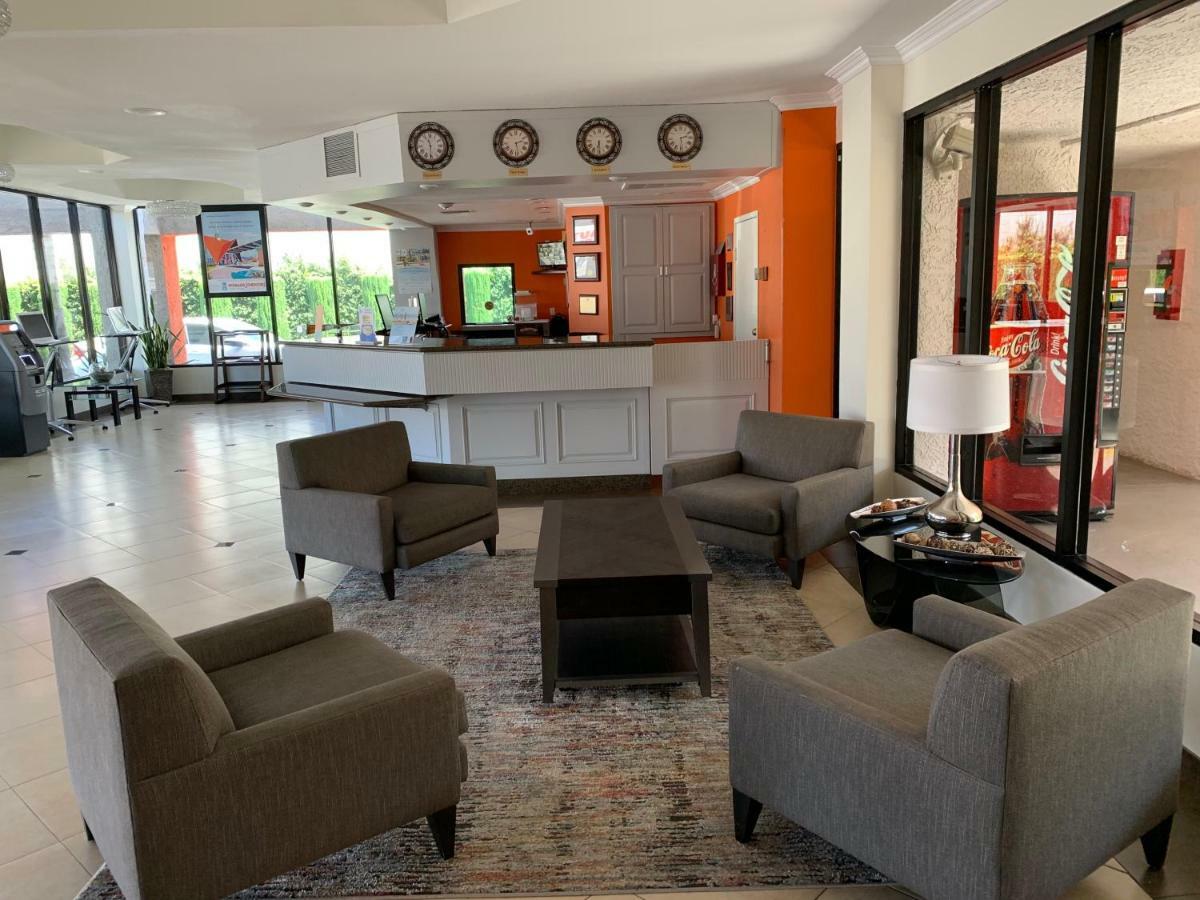 Howard Johnson By Wyndham Reseda Hotel & Suites ลอสแอนเจลิส ภายนอก รูปภาพ