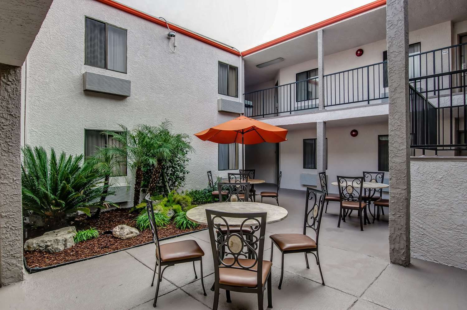 Howard Johnson By Wyndham Reseda Hotel & Suites ลอสแอนเจลิส ภายนอก รูปภาพ