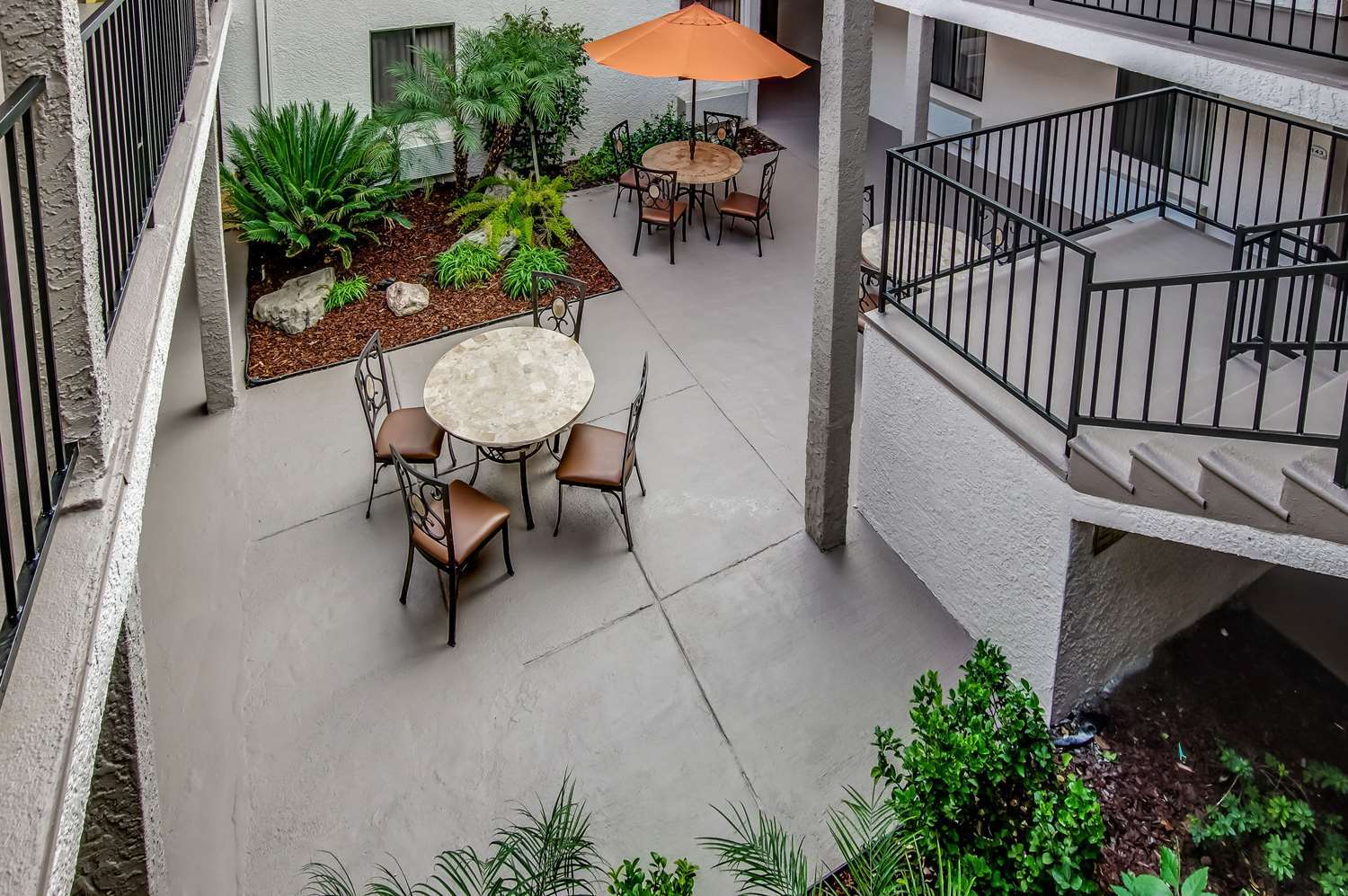 Howard Johnson By Wyndham Reseda Hotel & Suites ลอสแอนเจลิส ภายนอก รูปภาพ